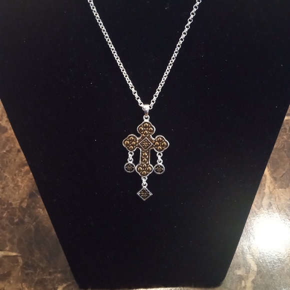 Vintage 70's Florentine Cross Pendant Silvertone Necklace - Picture 5 of 5